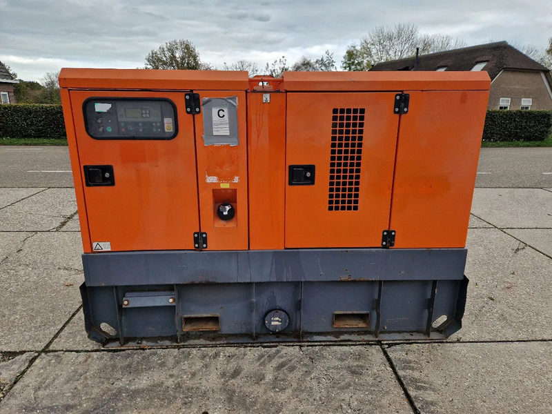 Atlas-Copco QAS 60 met Perkins motor - Elektroģenerators: foto 1 Atlas-Copco QAS 60 met Perkins motor - Elektroģenerators: foto 1