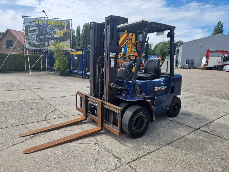 Caterpillar DP25K met breed vorkenbord - Dīzeļiekrāvējs: foto 1 Caterpillar DP25K met breed vorkenbord - Dīzeļiekrāvējs: foto 1