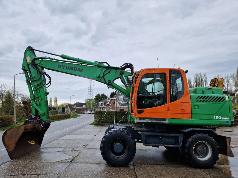 Hyundai Robex 160W-9A met 6-cilinder Cummins motor - Riteņu ekskavators: foto 1 Hyundai Robex 160W-9A met 6-cilinder Cummins motor - Riteņu ekskavators: foto 1