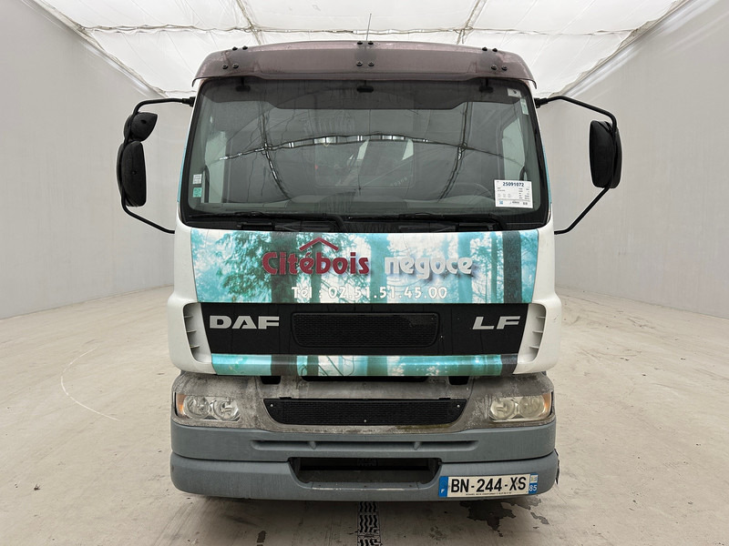 DAF LF55.210 - Bortu kravas automašīna/ Platforma, Kravas auto ar manipulatoru: foto 2 DAF LF55.210 - Bortu kravas automašīna/ Platforma, Kravas auto ar manipulatoru: foto 2