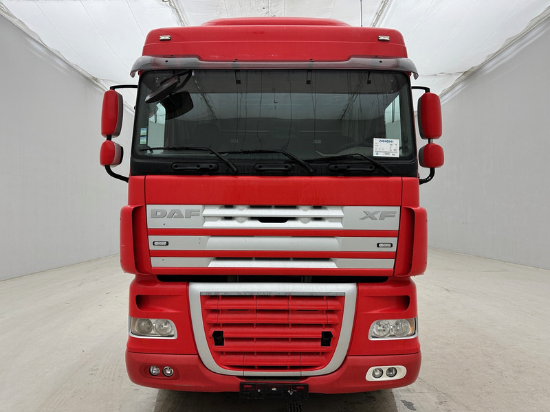 DAF XF105.410 Space Cab - Pacēlājs ar āķi: foto 2 DAF XF105.410 Space Cab - Pacēlājs ar āķi: foto 2