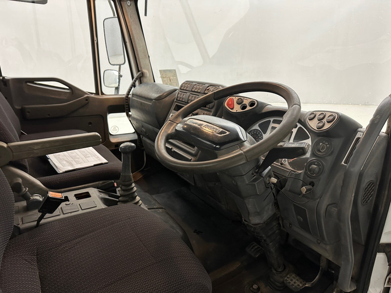Interior photo 1: Kravas automašīna pašizgāzējs Iveco Eurocargo 75E17 - RHD Interior photo 1: Kravas automašīna pašizgāzējs Iveco Eurocargo 75E17 - RHD