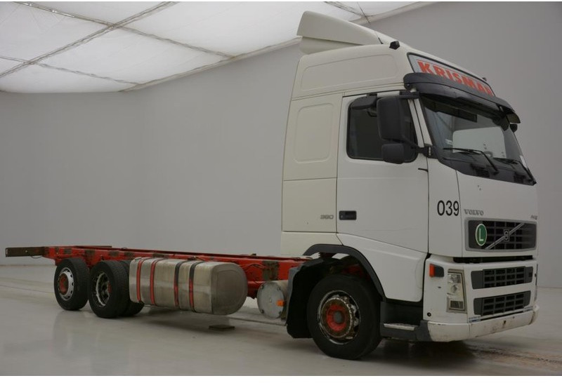 Volvo FH12.380 - 6x2 Globetrotter - Šasija kravas automašīna: foto 2 Volvo FH12.380 - 6x2 Globetrotter - Šasija kravas automašīna: foto 2