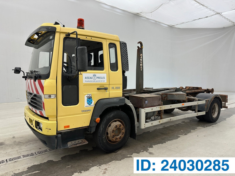 Volvo FL 220 - Pacēlājs ar āķi: foto 1 Volvo FL 220 - Pacēlājs ar āķi: foto 1