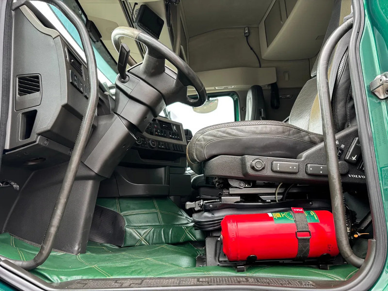 Interior photo 1: Vilcējs Volvo FH 500 8X4 Euro 6 Fassi 1350 + Fly jib