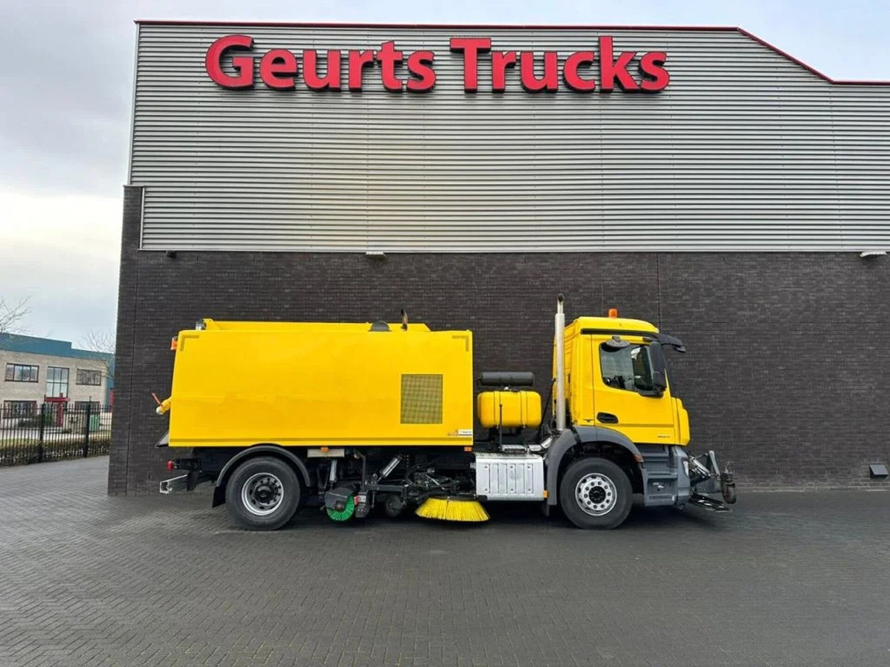 Mercedes-Benz Arocs 1824 4X2 BEAM A9000 SWEEPING TRUCK/ KEHRMA - Ielu tīrīšanas mašīna: foto 4 Mercedes-Benz Arocs 1824 4X2 BEAM A9000 SWEEPING TRUCK/ KEHRMA - Ielu tīrīšanas mašīna: foto 4