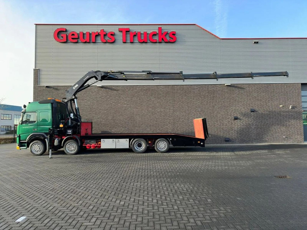 Volvo FM 500 8X2 OPRIJWAGEN/MACHINE TRANSPORTER + HIAB - Kravas auto ar manipulatoru: foto 1 Volvo FM 500 8X2 OPRIJWAGEN/MACHINE TRANSPORTER + HIAB - Kravas auto ar manipulatoru: foto 1