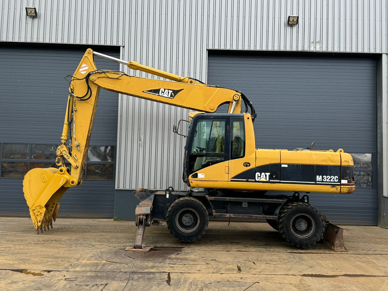 Caterpillar M322C - Hydraulic stabilizers / VA Triple boom / CE-certified, - Riteņu ekskavators: foto 1 Caterpillar M322C - Hydraulic stabilizers / VA Triple boom / CE-certified, - Riteņu ekskavators: foto 1