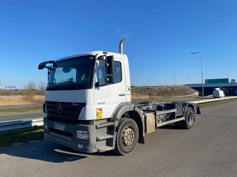 MERCEDESBENZ AXOR 1829 4x2 chassis cab - Šasija kravas automašīna: foto 1 MERCEDESBENZ AXOR 1829 4x2 chassis cab - Šasija kravas automašīna: foto 1