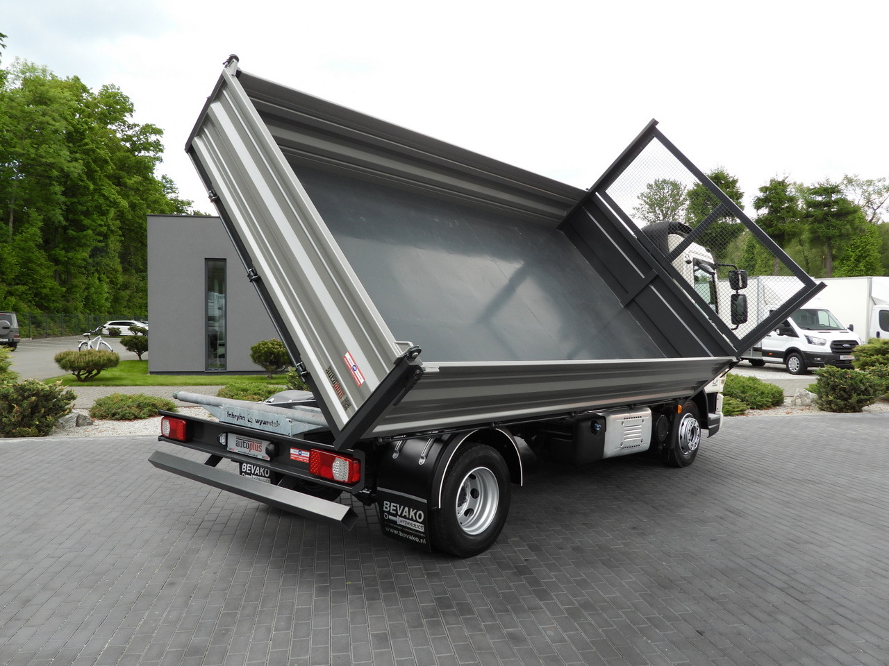 DAF LF 180 THREE-WAY TIPPER CRUISE CONTROL LED LIGHTS AUTOMATIC TRANSMISSION TWIN WHEELS AIR CONDITIONING 180HP - Kravas automašīna pašizgāzējs: foto 3 DAF LF 180 THREE-WAY TIPPER CRUISE CONTROL LED LIGHTS AUTOMATIC TRANSMISSION TWIN WHEELS AIR CONDITIONING 180HP - Kravas automašīna pašizgāzējs: foto 3