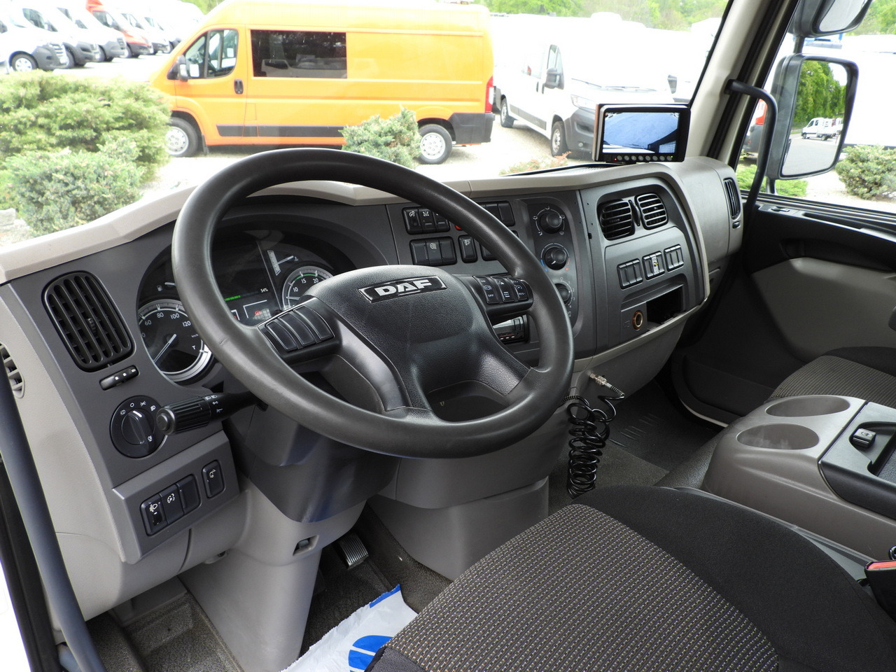 DAF LF 180 THREE-WAY TIPPER CRUISE CONTROL LED LIGHTS AUTOMATIC TRANSMISSION TWIN WHEELS AIR CONDITIONING 180HP - Kravas automašīna pašizgāzējs: foto 2 DAF LF 180 THREE-WAY TIPPER CRUISE CONTROL LED LIGHTS AUTOMATIC TRANSMISSION TWIN WHEELS AIR CONDITIONING 180HP - Kravas automašīna pašizgāzējs: foto 2