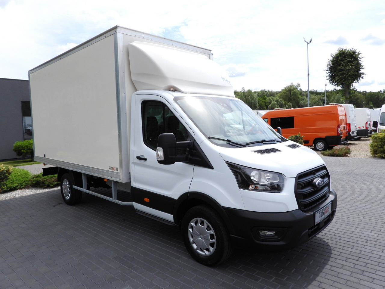 FORD TRANSIT BOX 8 PALLETS CRUISE CONTROL AIR CONDITIONING 130HP - Furgons ar slēgtā virsbūve: foto 4 FORD TRANSIT BOX 8 PALLETS CRUISE CONTROL AIR CONDITIONING 130HP - Furgons ar slēgtā virsbūve: foto 4