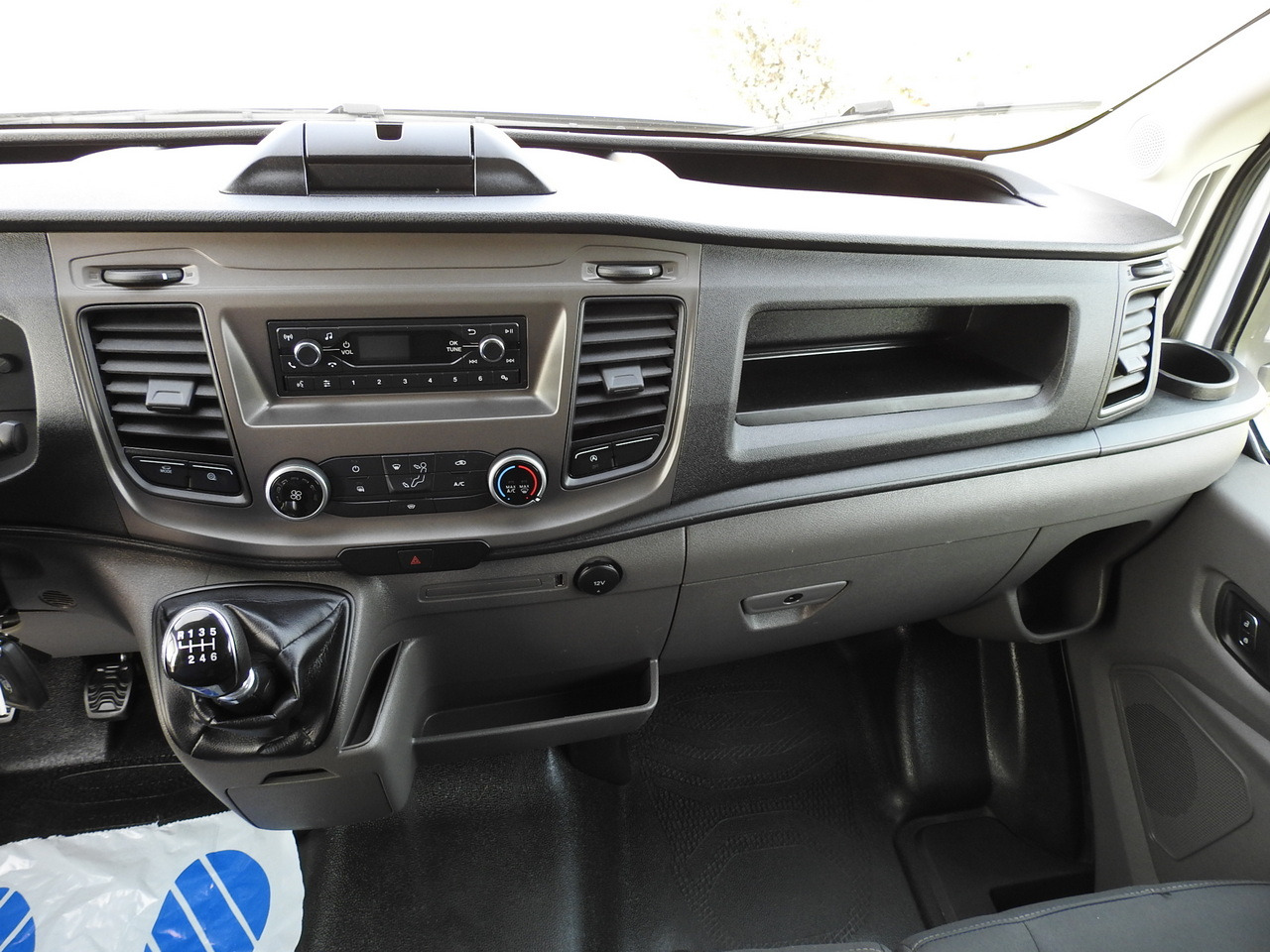 Furgons ar slēgtā virsbūve FORD TRANSIT BOX LIFT 8 PALLETS CRUISE CONTROL AIR CONDITIONING  130HP: foto 35