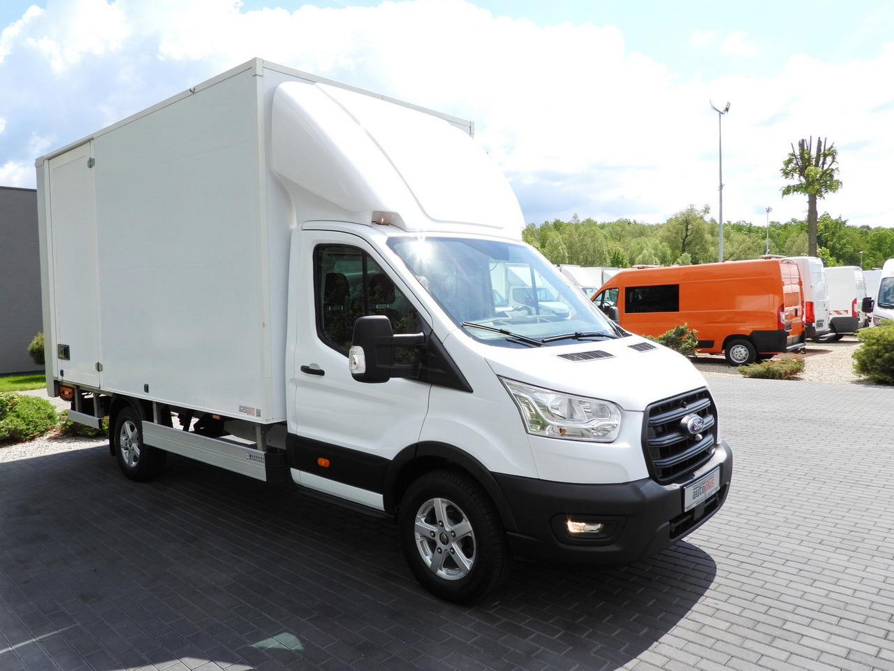FORD TRANSIT BOX LIFT 8 PALLETS CRUISE CONTROL LED LIGHTS AIR CONDITIONING 130HP - Furgons ar slēgtā virsbūve: foto 4 FORD TRANSIT BOX LIFT 8 PALLETS CRUISE CONTROL LED LIGHTS AIR CONDITIONING 130HP - Furgons ar slēgtā virsbūve: foto 4