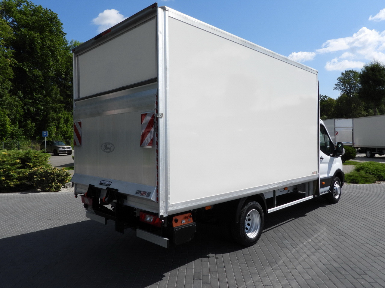FORD TRANSIT BOX LIFT 8 PALLETS CRUISE CONTROL LED LIGHTS TWIN WHEELS AIR CONDITIONING 130HP - Furgons ar slēgtā virsbūve: foto 3 FORD TRANSIT BOX LIFT 8 PALLETS CRUISE CONTROL LED LIGHTS TWIN WHEELS AIR CONDITIONING 130HP - Furgons ar slēgtā virsbūve: foto 3