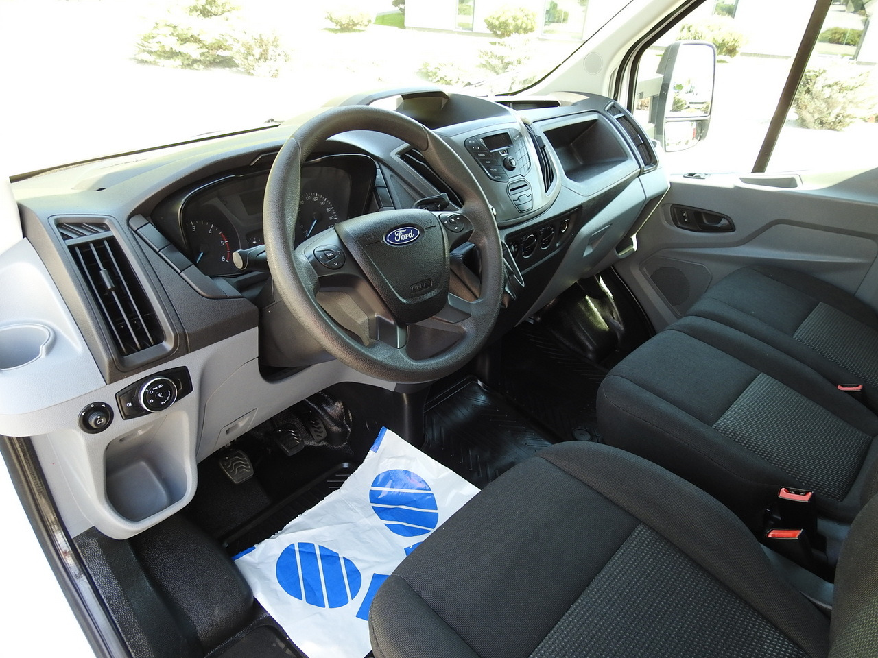 FORD TRANSIT STAKE BODY DOUBLE CABIN DOKA 7 SEATS AIR CONDITIONING 130HP - Kravas-pasažieru furgons: foto 2 FORD TRANSIT STAKE BODY DOUBLE CABIN DOKA 7 SEATS AIR CONDITIONING 130HP - Kravas-pasažieru furgons: foto 2