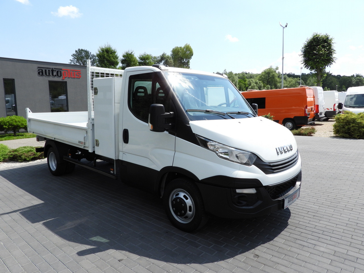 IVECO DAILY 35C15 TIPPER CRUISE CONTROL TWIN WHEELS AIR CONDITIONING 150HP - Komercauto pašizgāzējs: foto 4 IVECO DAILY 35C15 TIPPER CRUISE CONTROL TWIN WHEELS AIR CONDITIONING 150HP - Komercauto pašizgāzējs: foto 4