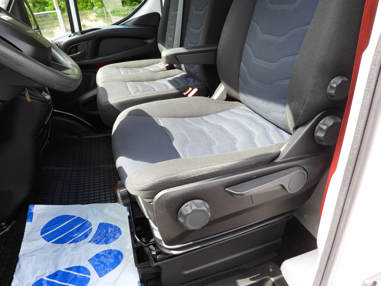 Furgons ar slēgtā virsbūve IVECO DAILY 35C16 BOX LIFT 8 PALLETS CRUISE CONTROL TWIN WHEELS AIR CONDITIONING  160HP: foto 30