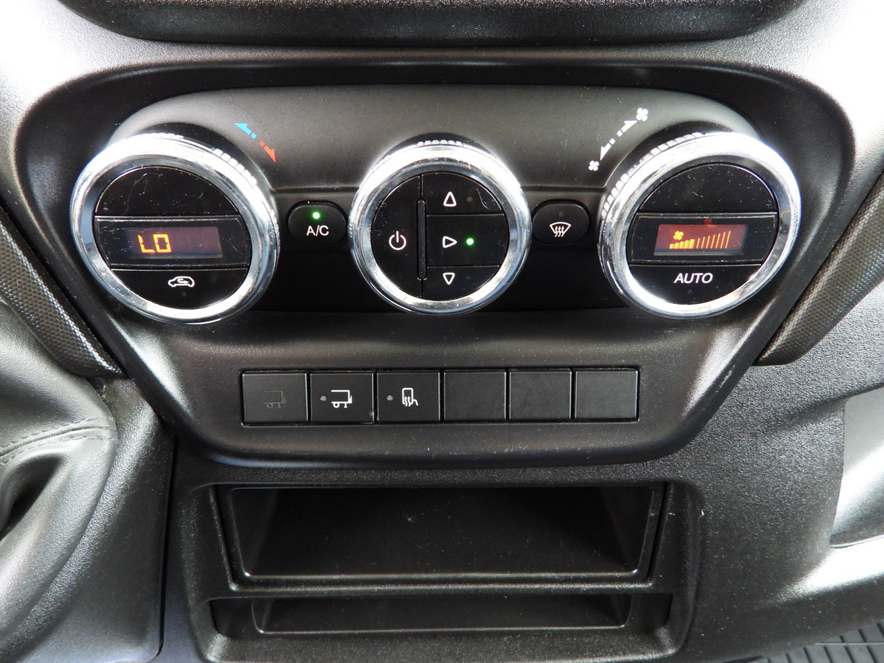 Furgons ar slēgtā virsbūve IVECO DAILY 35C16 BOX LIFT 8 PALLETS CRUISE CONTROL TWIN WHEELS AIR CONDITIONING  160HP: foto 40