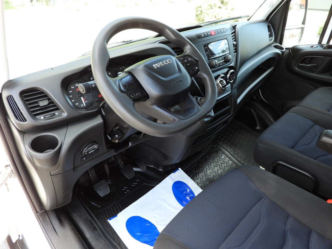 IVECO DAILY 35S14 STAKE BODY DOUBLE CABIN DOKA 7 SEATS CRUISE CONTROL AIR CONDITIONING 135HP - Automašīna ar kravas platformu: foto 2 IVECO DAILY 35S14 STAKE BODY DOUBLE CABIN DOKA 7 SEATS CRUISE CONTROL AIR CONDITIONING 135HP - Automašīna ar kravas platformu: foto 2