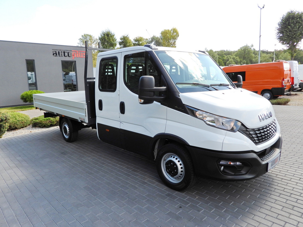 IVECO DAILY 35S14 STAKE BODY DOUBLE CABIN DOKA 7 SEATS CRUISE CONTROL AIR CONDITIONING 135HP - Automašīna ar kravas platformu: foto 4 IVECO DAILY 35S14 STAKE BODY DOUBLE CABIN DOKA 7 SEATS CRUISE CONTROL AIR CONDITIONING 135HP - Automašīna ar kravas platformu: foto 4