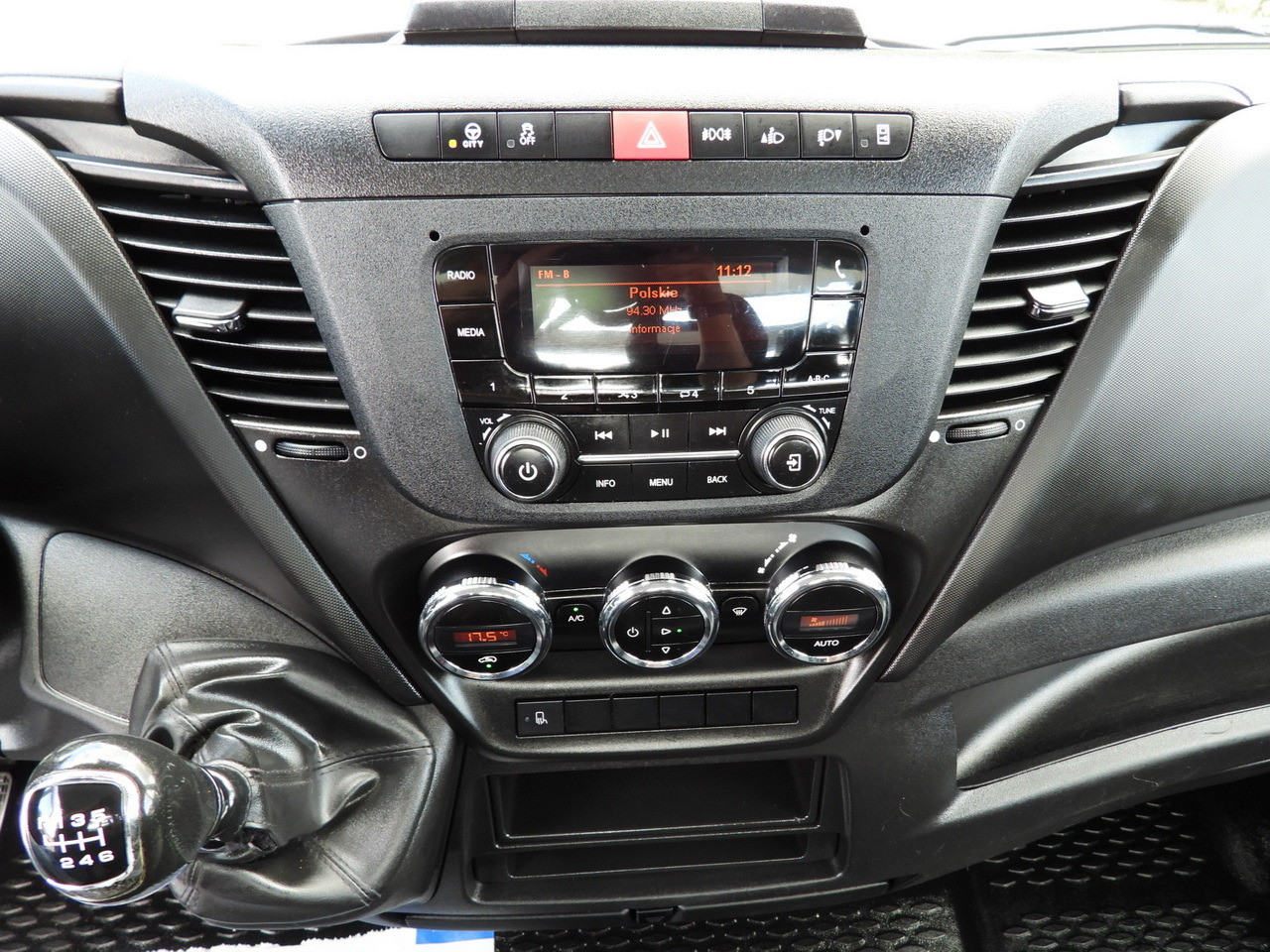 Automašīna ar kravas platformu IVECO DAILY 35S16 STAKE BODY 10 PALLETS CRUISE CONTROL AIR CONDITIONING 160HP: foto 32 Automašīna ar kravas platformu IVECO DAILY 35S16 STAKE BODY 10 PALLETS CRUISE CONTROL AIR CONDITIONING 160HP: foto 32