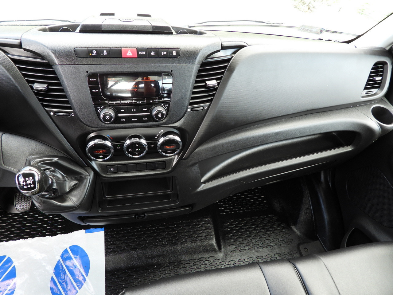 Automašīna ar kravas platformu IVECO DAILY 35S16 STAKE BODY 10 PALLETS CRUISE CONTROL AIR CONDITIONING 160HP: foto 31 Automašīna ar kravas platformu IVECO DAILY 35S16 STAKE BODY 10 PALLETS CRUISE CONTROL AIR CONDITIONING 160HP: foto 31