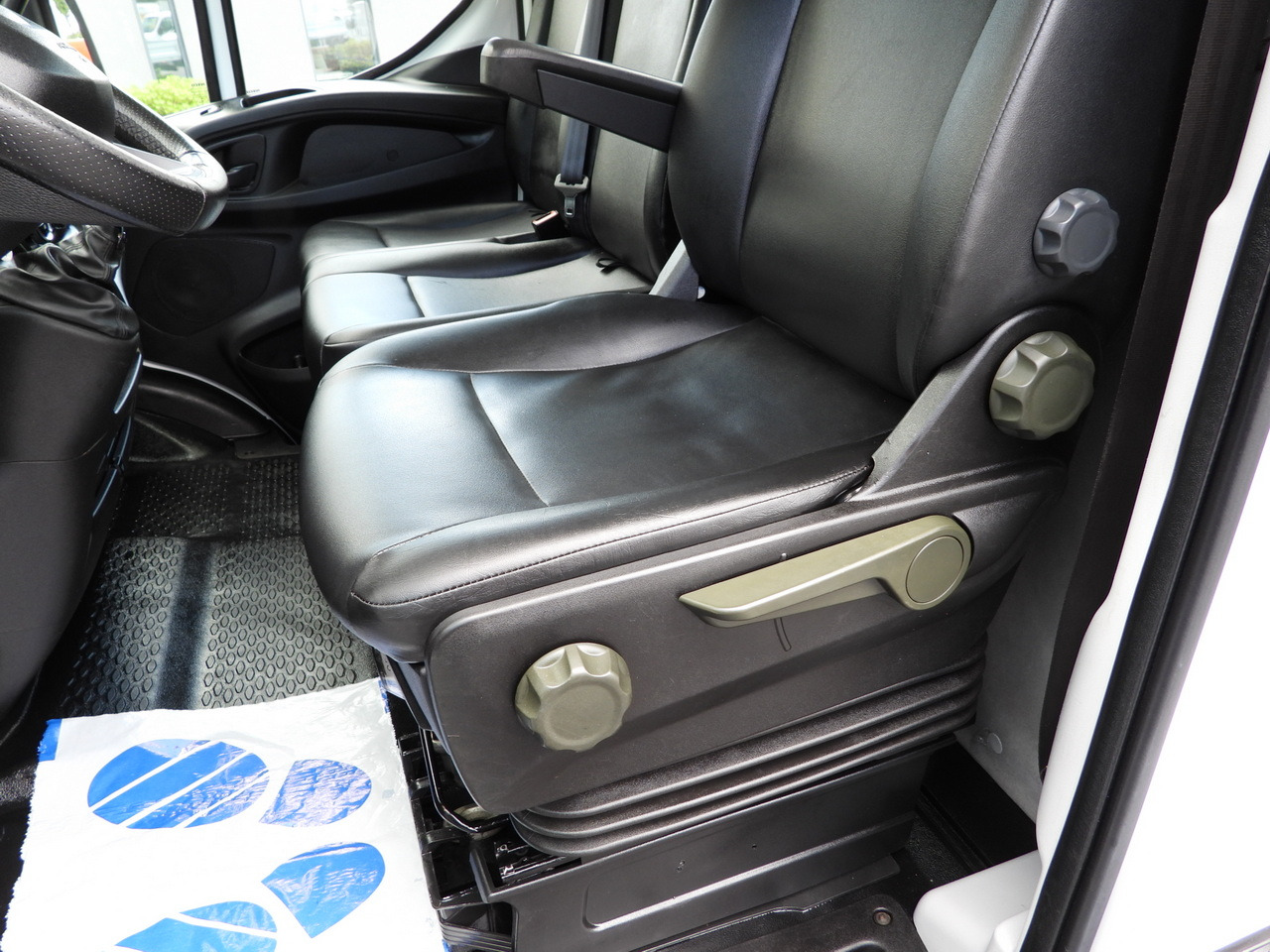 Automašīna ar kravas platformu IVECO DAILY 35S16 STAKE BODY 10 PALLETS CRUISE CONTROL AIR CONDITIONING 160HP: foto 26 Automašīna ar kravas platformu IVECO DAILY 35S16 STAKE BODY 10 PALLETS CRUISE CONTROL AIR CONDITIONING 160HP: foto 26