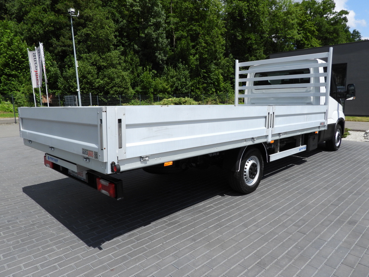 Automašīna ar kravas platformu IVECO DAILY 35S16 STAKE BODY 10 PALLETS CRUISE CONTROL AIR CONDITIONING 160HP: foto 13 Automašīna ar kravas platformu IVECO DAILY 35S16 STAKE BODY 10 PALLETS CRUISE CONTROL AIR CONDITIONING 160HP: foto 13