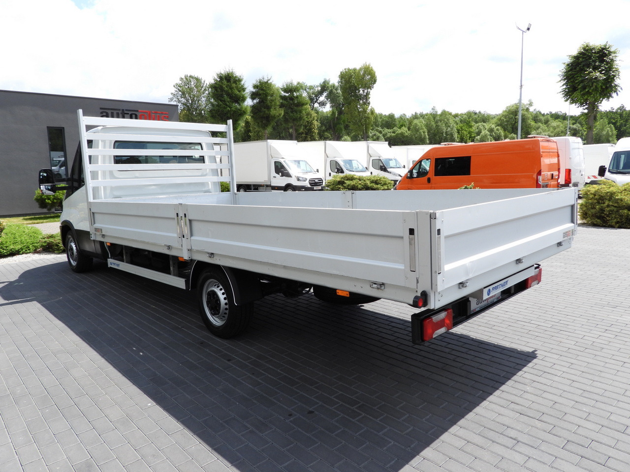 Automašīna ar kravas platformu IVECO DAILY 35S16 STAKE BODY 10 PALLETS CRUISE CONTROL AIR CONDITIONING 160HP: foto 9 Automašīna ar kravas platformu IVECO DAILY 35S16 STAKE BODY 10 PALLETS CRUISE CONTROL AIR CONDITIONING 160HP: foto 9