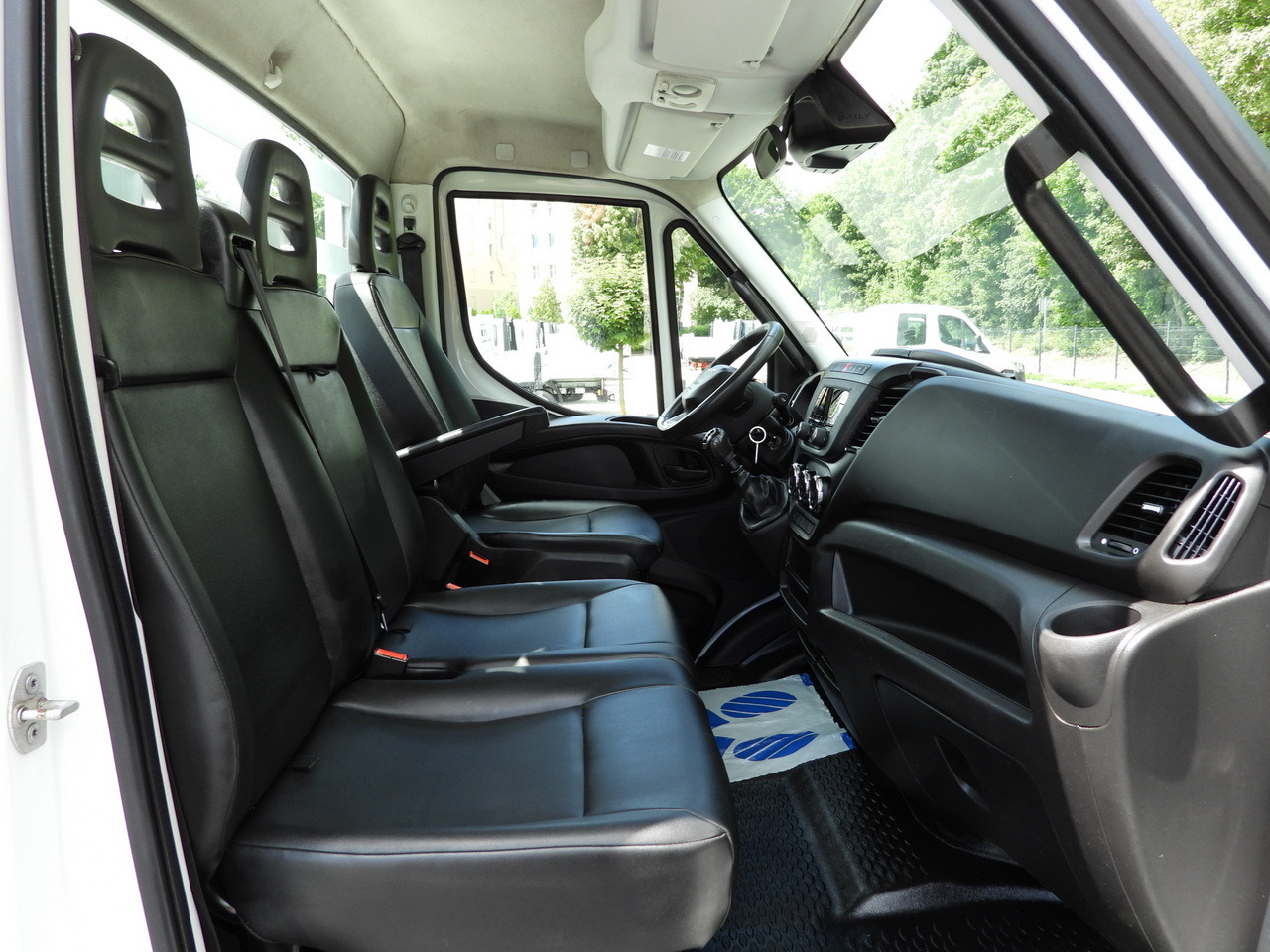 Automašīna ar kravas platformu IVECO DAILY 35S16 STAKE BODY 10 PALLETS CRUISE CONTROL AIR CONDITIONING 160HP: foto 35 Automašīna ar kravas platformu IVECO DAILY 35S16 STAKE BODY 10 PALLETS CRUISE CONTROL AIR CONDITIONING 160HP: foto 35
