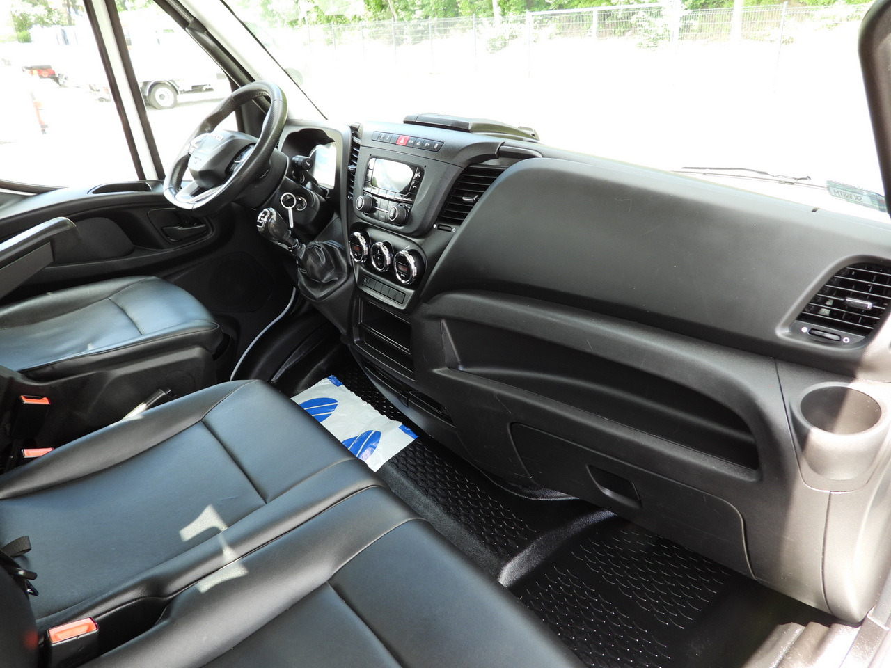 Automašīna ar kravas platformu IVECO DAILY 35S16 STAKE BODY 10 PALLETS CRUISE CONTROL AIR CONDITIONING 160HP: foto 36 Automašīna ar kravas platformu IVECO DAILY 35S16 STAKE BODY 10 PALLETS CRUISE CONTROL AIR CONDITIONING 160HP: foto 36