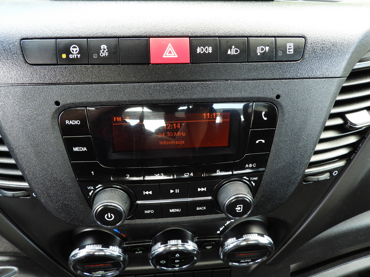 Automašīna ar kravas platformu IVECO DAILY 35S16 STAKE BODY 10 PALLETS CRUISE CONTROL AIR CONDITIONING 160HP: foto 34 Automašīna ar kravas platformu IVECO DAILY 35S16 STAKE BODY 10 PALLETS CRUISE CONTROL AIR CONDITIONING 160HP: foto 34