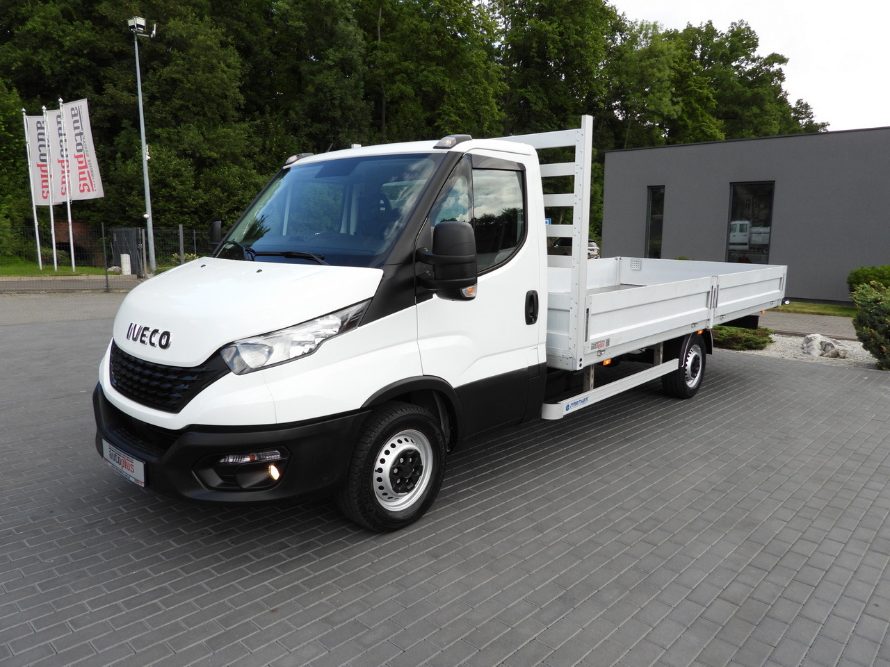 Automašīna ar kravas platformu IVECO DAILY 35S16 STAKE BODY 10 PALLETS CRUISE CONTROL AIR CONDITIONING 160HP: foto 6 Automašīna ar kravas platformu IVECO DAILY 35S16 STAKE BODY 10 PALLETS CRUISE CONTROL AIR CONDITIONING 160HP: foto 6