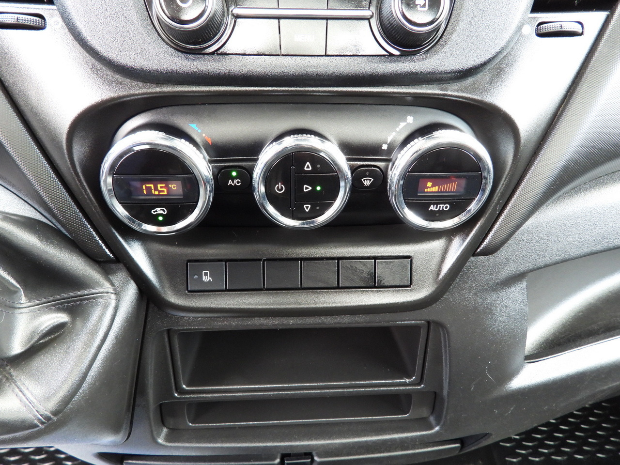 Automašīna ar kravas platformu IVECO DAILY 35S16 STAKE BODY 10 PALLETS CRUISE CONTROL AIR CONDITIONING 160HP: foto 33 Automašīna ar kravas platformu IVECO DAILY 35S16 STAKE BODY 10 PALLETS CRUISE CONTROL AIR CONDITIONING 160HP: foto 33