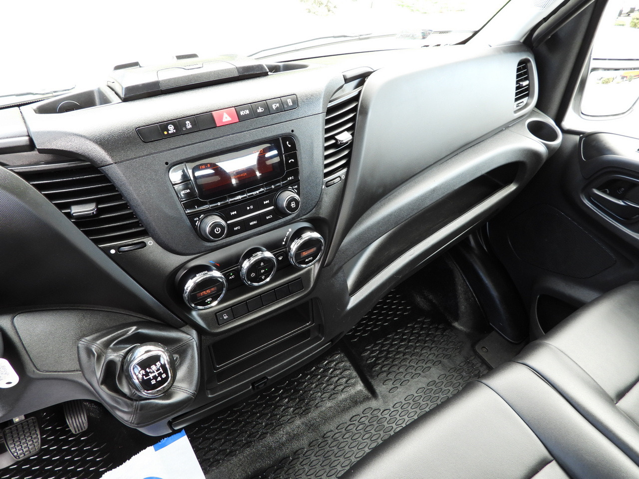 Automašīna ar kravas platformu IVECO DAILY 35S16 STAKE BODY 10 PALLETS CRUISE CONTROL AIR CONDITIONING 160HP: foto 30 Automašīna ar kravas platformu IVECO DAILY 35S16 STAKE BODY 10 PALLETS CRUISE CONTROL AIR CONDITIONING 160HP: foto 30