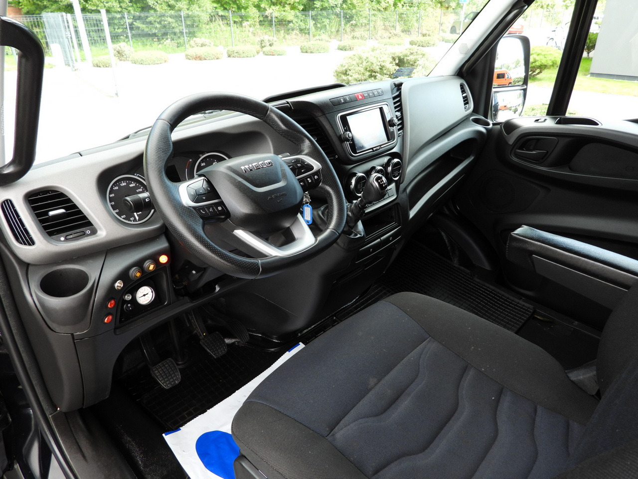IVECO DAILY 35S18 BOX LIFT 8 PALLETS WEBASTO CRUISE CONTROL NAVIGATION LED LIGHTS PNEUMATICS AIR CONDITIONING  180HP - Komercauto refrižerators: foto 2 IVECO DAILY 35S18 BOX LIFT 8 PALLETS WEBASTO CRUISE CONTROL NAVIGATION LED LIGHTS PNEUMATICS AIR CONDITIONING  180HP - Komercauto refrižerators: foto 2