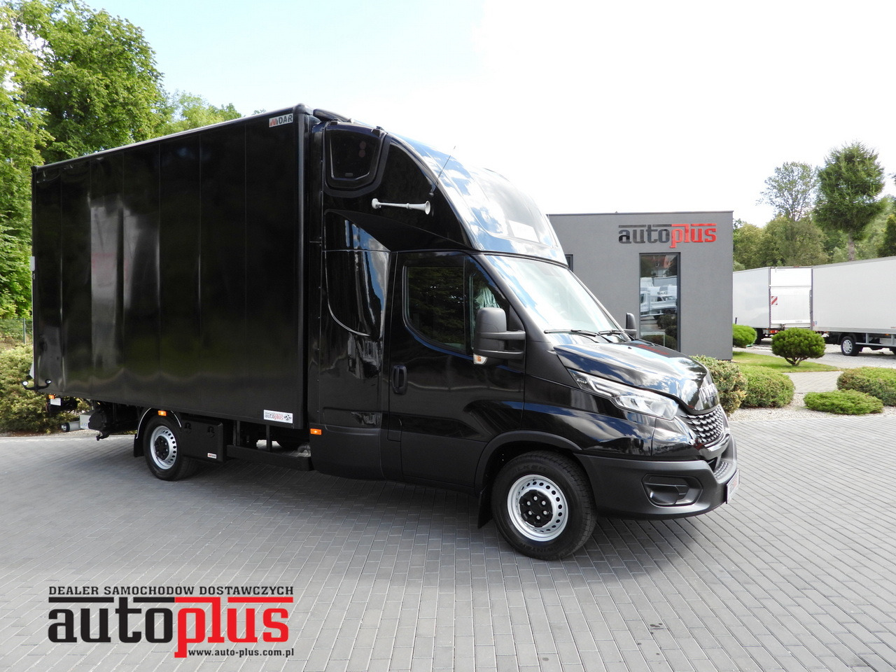 IVECO DAILY 35S18 BOX LIFT 8 PALLETS WEBASTO CRUISE CONTROL NAVIGATION LED LIGHTS PNEUMATICS AIR CONDITIONING 180HP - Furgons ar slēgtā virsbūve: foto 1 IVECO DAILY 35S18 BOX LIFT 8 PALLETS WEBASTO CRUISE CONTROL NAVIGATION LED LIGHTS PNEUMATICS AIR CONDITIONING 180HP - Furgons ar slēgtā virsbūve: foto 1