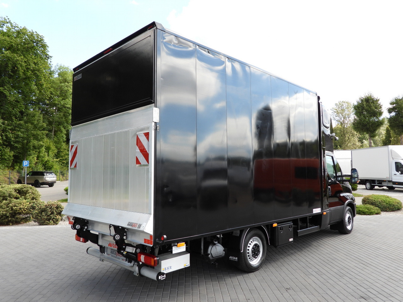 IVECO DAILY 35S18 BOX LIFT 8 PALLETS WEBASTO CRUISE CONTROL NAVIGATION LED LIGHTS PNEUMATICS AIR CONDITIONING  180HP - Komercauto refrižerators: foto 3 IVECO DAILY 35S18 BOX LIFT 8 PALLETS WEBASTO CRUISE CONTROL NAVIGATION LED LIGHTS PNEUMATICS AIR CONDITIONING  180HP - Komercauto refrižerators: foto 3