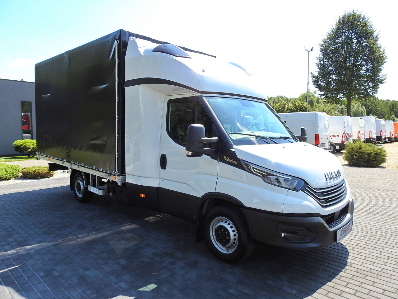 IVECO DAILY 35S18 NEW TARPAULIN 8 PALLETS CRUISE CONTROL NAVIGATION LED LIGHTS AUTOMATIC TRANSMISSION HI-MATIC MANUFACTURERS WARRANTY 180HP - Furgons ar tentu: foto 4 IVECO DAILY 35S18 NEW TARPAULIN 8 PALLETS CRUISE CONTROL NAVIGATION LED LIGHTS AUTOMATIC TRANSMISSION HI-MATIC MANUFACTURERS WARRANTY 180HP - Furgons ar tentu: foto 4
