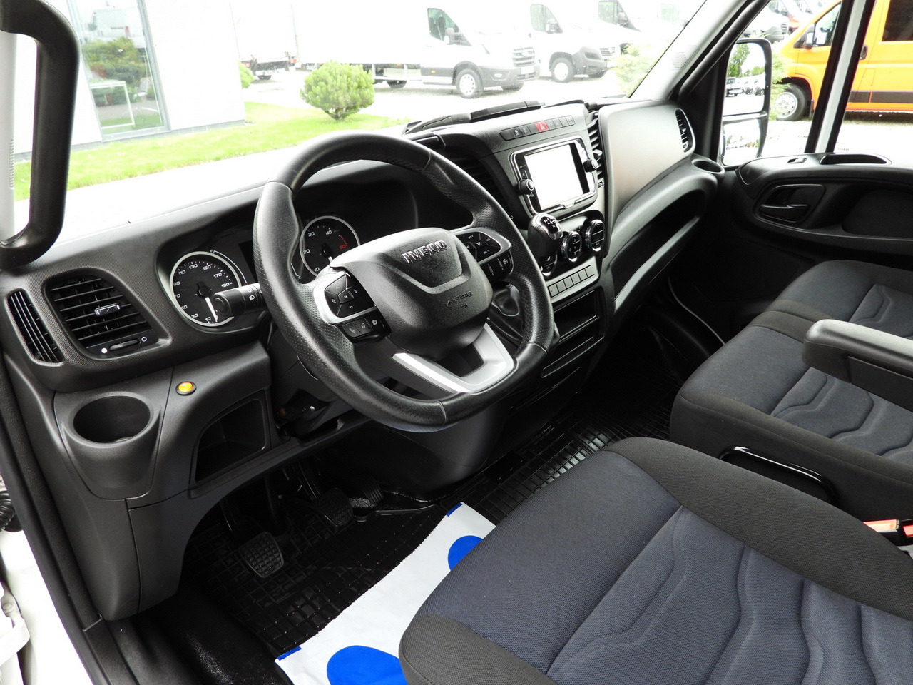 IVECO DAILY 35S18 TARPAULIN 10 PALLETS WEBASTO CRUISE CONTROL NAVIGATION LED LIGHTS AIR CONDITIONING 180HP - Furgons ar tentu: foto 2 IVECO DAILY 35S18 TARPAULIN 10 PALLETS WEBASTO CRUISE CONTROL NAVIGATION LED LIGHTS AIR CONDITIONING 180HP - Furgons ar tentu: foto 2