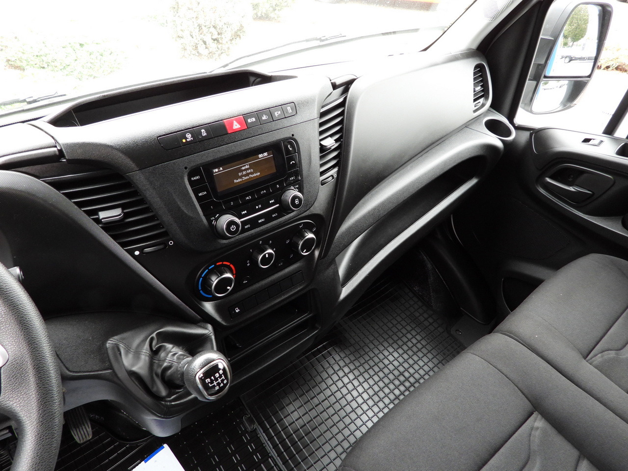 Furgons ar tentu IVECO DAILY 35S18 TARPAULIN LIFT 8 PALLETS WEBASTO CRUISE CONTROL LED LIGHTS AIR CONDITIONING  180HP: foto 36