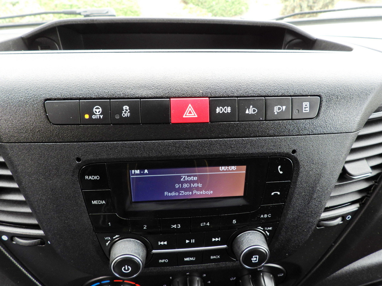 Furgons ar tentu IVECO DAILY 35S18 TARPAULIN LIFT 8 PALLETS WEBASTO CRUISE CONTROL LED LIGHTS AIR CONDITIONING  180HP: foto 39