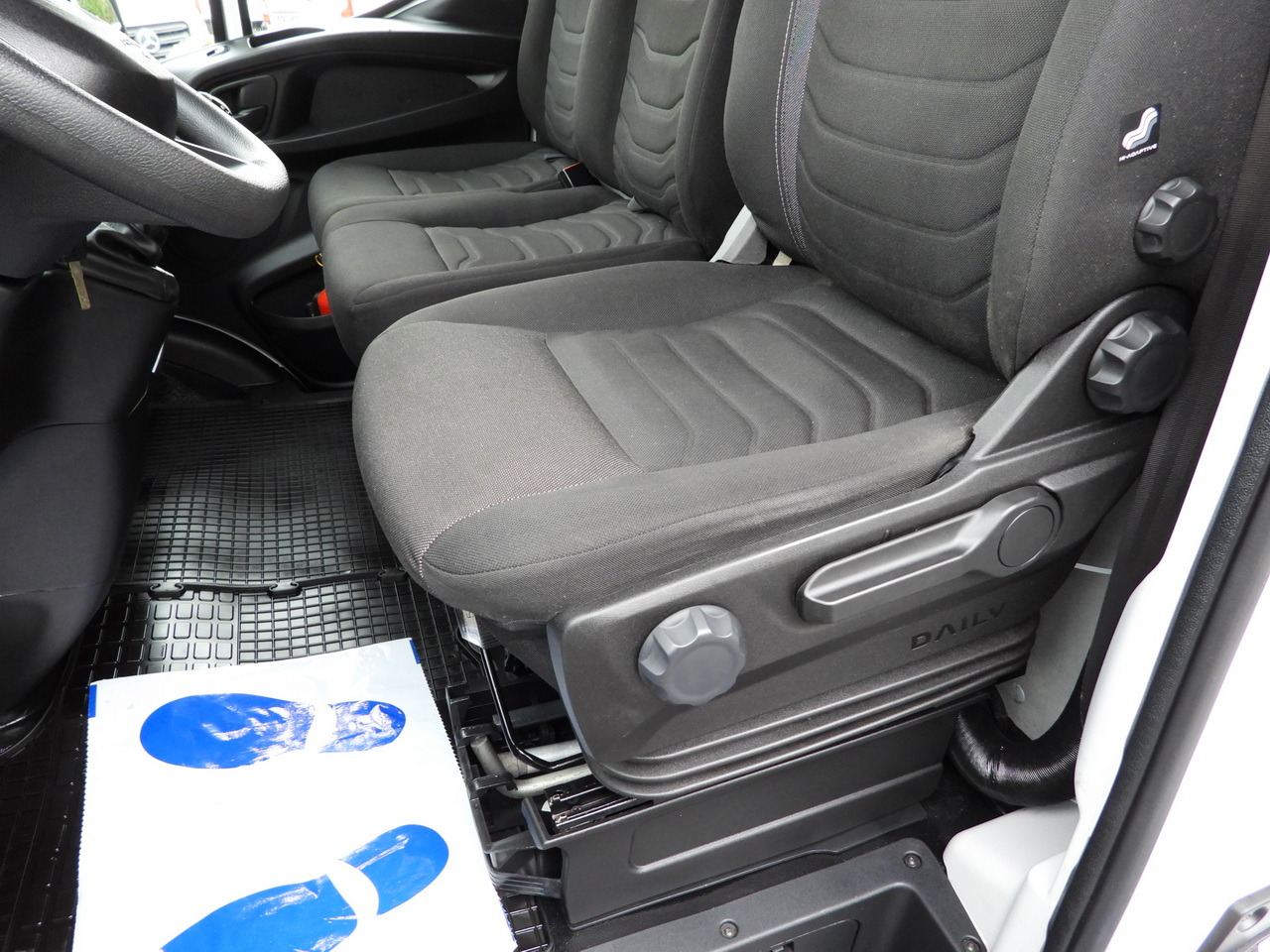 Furgons ar tentu IVECO DAILY 35S18 TARPAULIN LIFT 8 PALLETS WEBASTO CRUISE CONTROL LED LIGHTS AIR CONDITIONING  180HP: foto 32