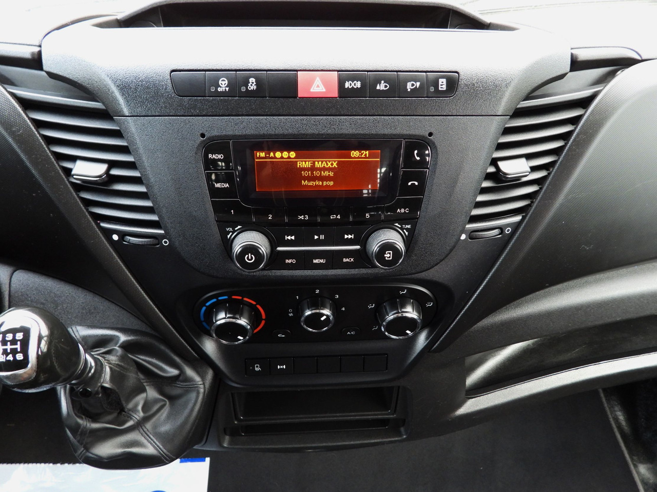 Komercauto pašizgāzējs IVECO DAILY 50C16 THREE-WAY TIPPER DOUBLE CABIN DOKA 6 SEATS CRUISE CONTROL PNEUMATICS TWIN WHEELS AIR CONDITIONING 160HP: foto 34 Komercauto pašizgāzējs IVECO DAILY 50C16 THREE-WAY TIPPER DOUBLE CABIN DOKA 6 SEATS CRUISE CONTROL PNEUMATICS TWIN WHEELS AIR CONDITIONING 160HP: foto 34