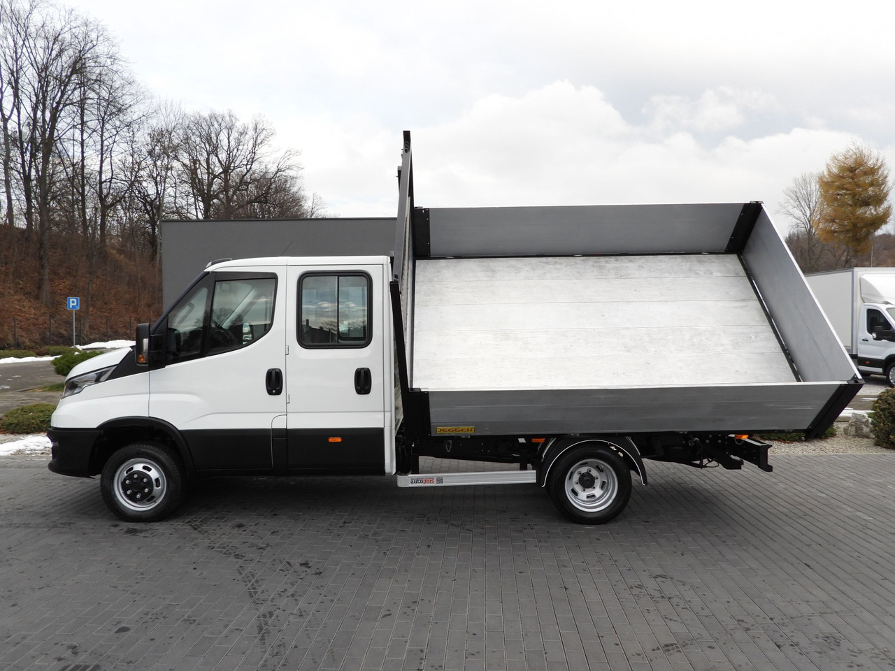 Komercauto pašizgāzējs IVECO DAILY 50C16 THREE-WAY TIPPER DOUBLE CABIN DOKA 6 SEATS CRUISE CONTROL PNEUMATICS TWIN WHEELS AIR CONDITIONING 160HP: foto 10 Komercauto pašizgāzējs IVECO DAILY 50C16 THREE-WAY TIPPER DOUBLE CABIN DOKA 6 SEATS CRUISE CONTROL PNEUMATICS TWIN WHEELS AIR CONDITIONING 160HP: foto 10