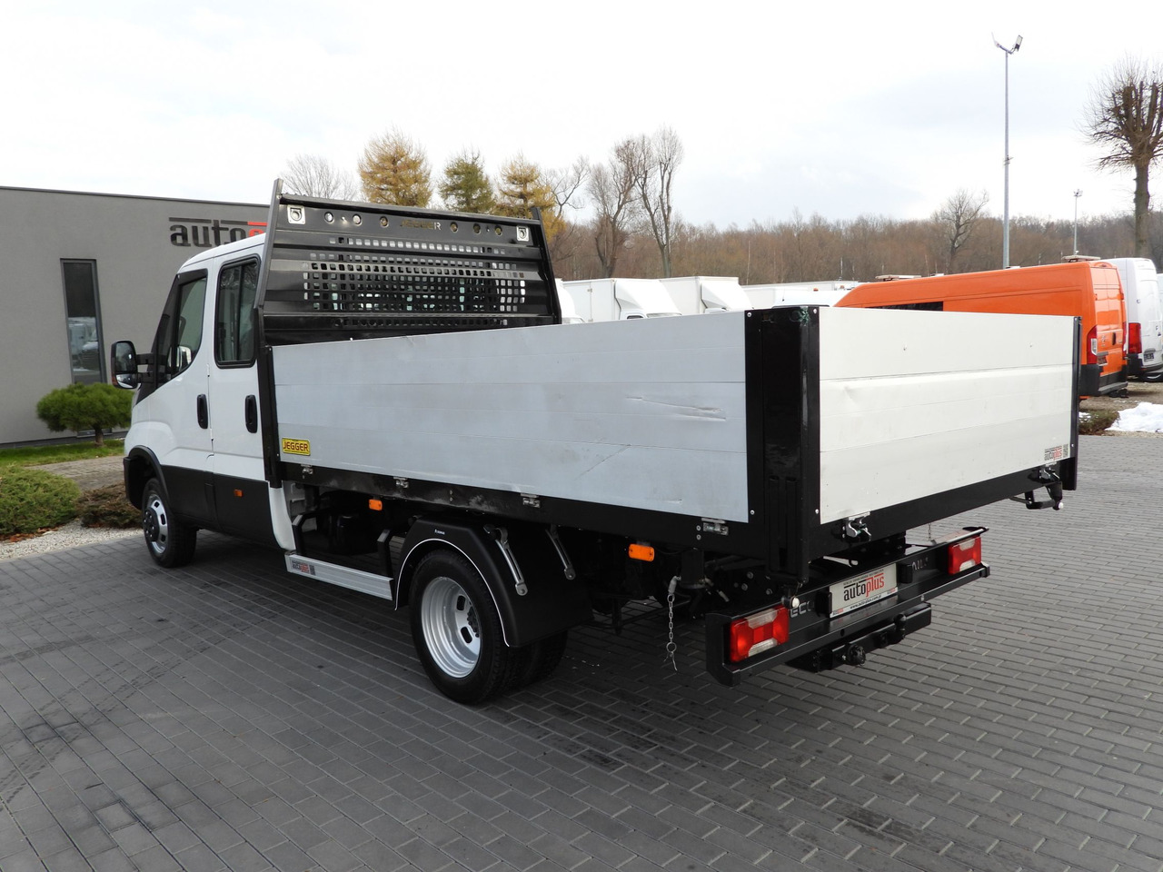 Komercauto pašizgāzējs IVECO DAILY 50C16 THREE-WAY TIPPER DOUBLE CABIN DOKA 6 SEATS CRUISE CONTROL PNEUMATICS TWIN WHEELS AIR CONDITIONING 160HP: foto 11 Komercauto pašizgāzējs IVECO DAILY 50C16 THREE-WAY TIPPER DOUBLE CABIN DOKA 6 SEATS CRUISE CONTROL PNEUMATICS TWIN WHEELS AIR CONDITIONING 160HP: foto 11