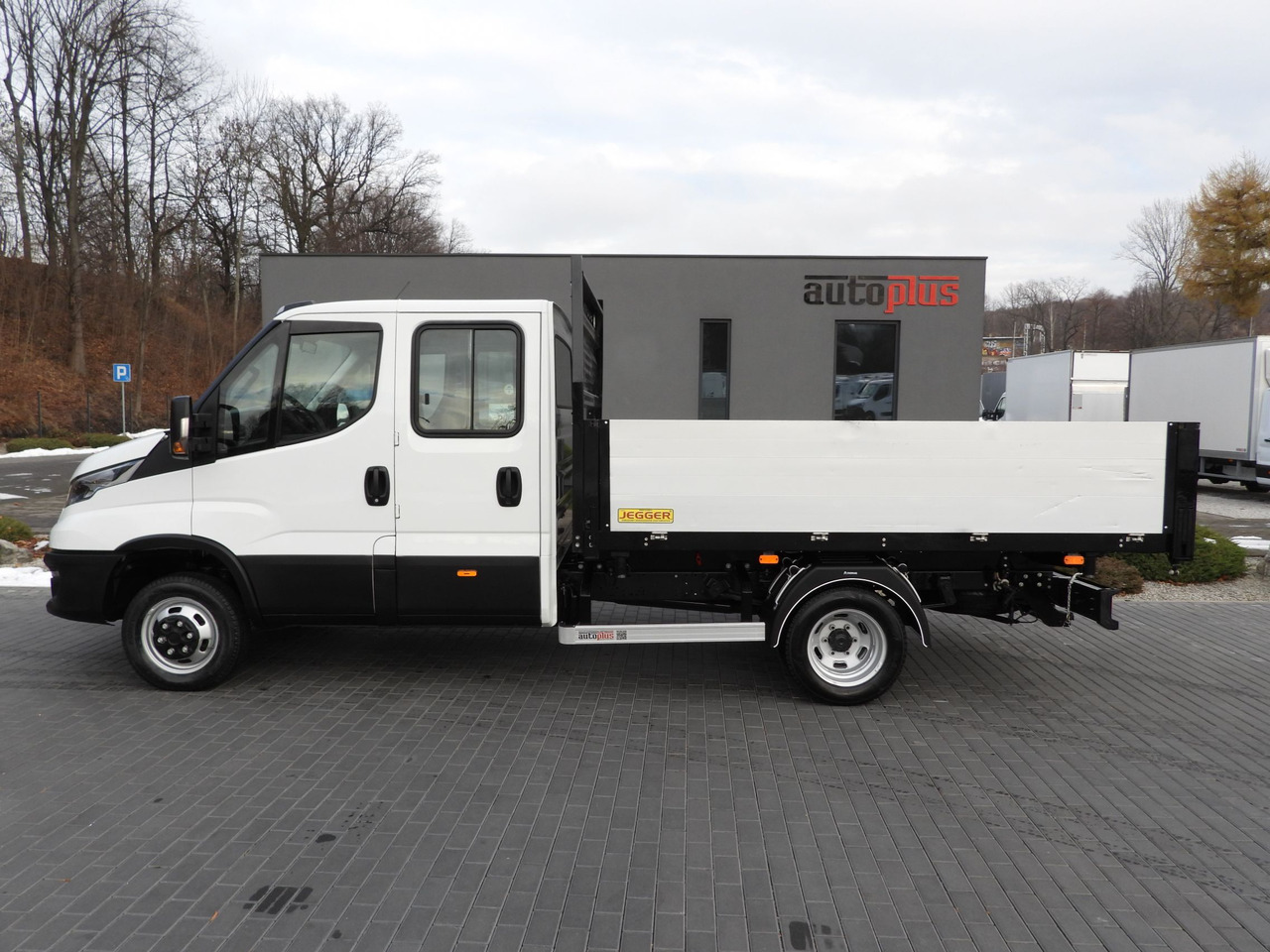 Komercauto pašizgāzējs IVECO DAILY 50C16 THREE-WAY TIPPER DOUBLE CABIN DOKA 6 SEATS CRUISE CONTROL PNEUMATICS TWIN WHEELS AIR CONDITIONING 160HP: foto 8 Komercauto pašizgāzējs IVECO DAILY 50C16 THREE-WAY TIPPER DOUBLE CABIN DOKA 6 SEATS CRUISE CONTROL PNEUMATICS TWIN WHEELS AIR CONDITIONING 160HP: foto 8