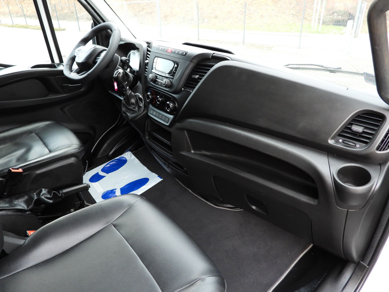 Komercauto pašizgāzējs IVECO DAILY 50C16 THREE-WAY TIPPER DOUBLE CABIN DOKA 6 SEATS CRUISE CONTROL PNEUMATICS TWIN WHEELS AIR CONDITIONING 160HP: foto 38 Komercauto pašizgāzējs IVECO DAILY 50C16 THREE-WAY TIPPER DOUBLE CABIN DOKA 6 SEATS CRUISE CONTROL PNEUMATICS TWIN WHEELS AIR CONDITIONING 160HP: foto 38