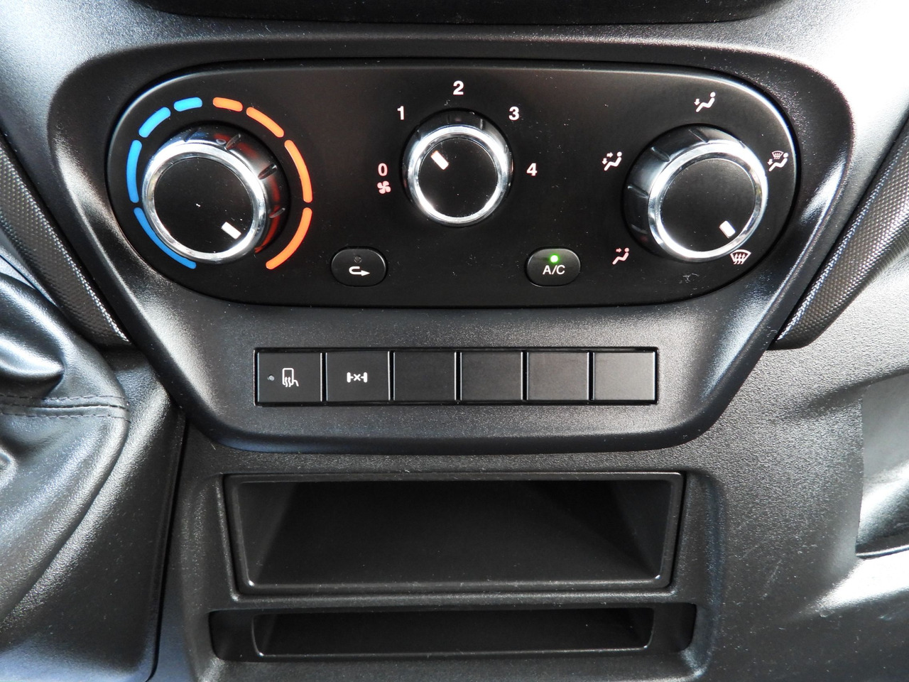 Komercauto pašizgāzējs IVECO DAILY 50C16 THREE-WAY TIPPER DOUBLE CABIN DOKA 6 SEATS CRUISE CONTROL PNEUMATICS TWIN WHEELS AIR CONDITIONING 160HP: foto 36 Komercauto pašizgāzējs IVECO DAILY 50C16 THREE-WAY TIPPER DOUBLE CABIN DOKA 6 SEATS CRUISE CONTROL PNEUMATICS TWIN WHEELS AIR CONDITIONING 160HP: foto 36